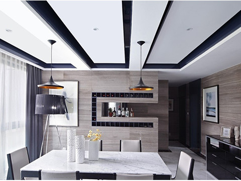 餐廳 深色家具與白色墻面的對比，幾何理性的線條在客廳里慢慢延伸出來。