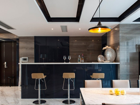 餐廳 半開放式的廚房增加了家人間的互動與交流，加強彼此間的情感交流。