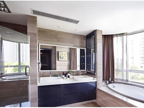 衛(wèi)生間 衛(wèi)生間采用與公共空間一樣的木紋石從墻面順勢鋪貼到地面，整個空間干凈利落，協(xié)調(diào)統(tǒng)一。黑色的烤漆板洗手臺盆恰到好處的點綴了空間。嵌入式的玻璃隔板和背板既人性化又增大了空間。